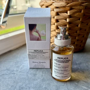 Maison Margiela Replica parfym 30ml - Maison Margiela Replica parfym i 30 ml flaska, matcha meditation. Säljs inte längre. Noter av choklad, matcha och blommor. Svår att få tag på:) endast testad 