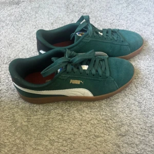 Puma sneakers i mocka - Snygga gröna Puma sneakers i mocka. Nya och aldrig använda, i väldigt bra skick! 