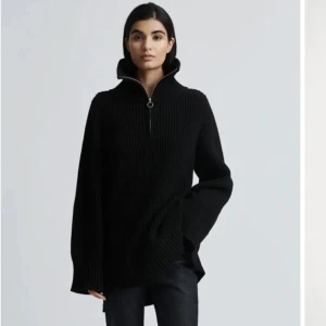 Tröja stylein - Svart stickad tröja från Stylein. Slutsåld överallt och nypris ligger på 3500kr. Taggen säger xs men skulle snarare säga s eller m