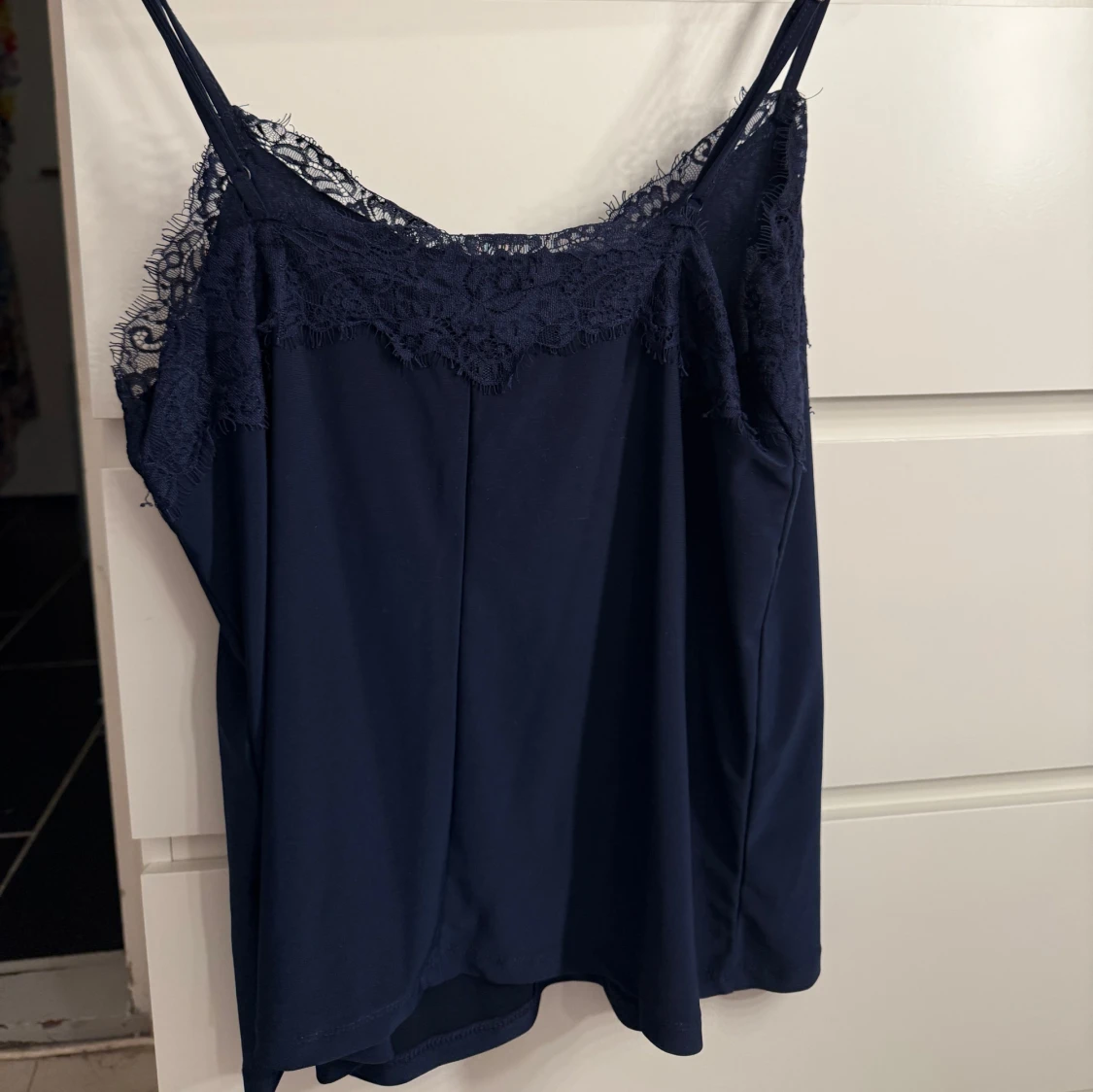 Mörkblå linnetopp med spets - 2