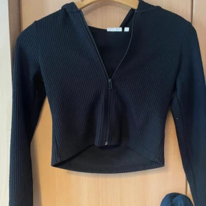 Ribbad kofta - Ribbad kofta från Kappahl. Har använt mycket förut. Därför lite sliten och nopprig men på helhet fin. Säljer då den är för liten.  Storlek 170