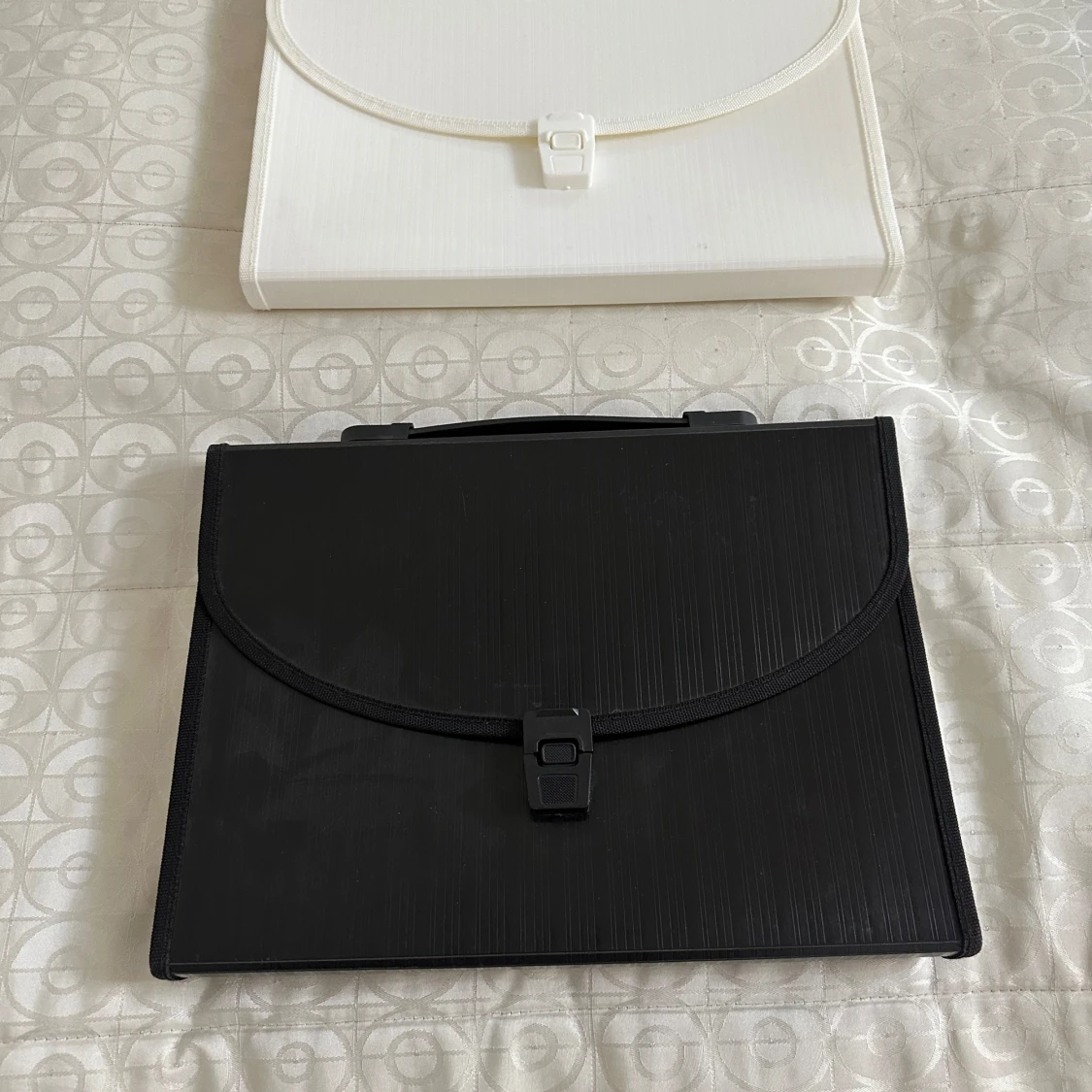 Svart och vit portfölj med fack