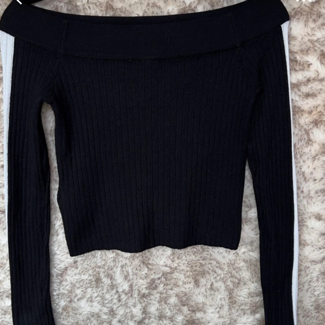 Svart ribbad offshoulder topp - 3