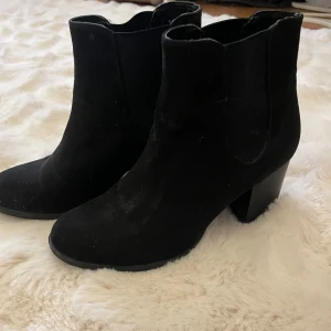 Svarta mocka boots med klack - Snygga svarta boots i mocka med rund tå och stabil klack.