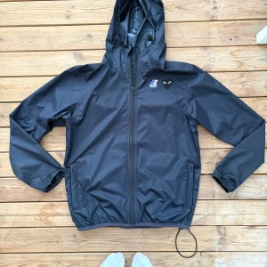 Comme des garcons Windbreaker - Tjena! Säljer denna Comme des garcons Windbreaker. Storlek S, skicket är utmärkt. Pris 1799. Kvitto finns, köpt på NK. 