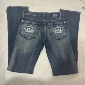 Victoria Beckham jeans  - Sinnessjukt snygga jeans från Victoria Beckham, måste tyvärr sälja vidare då de va för små🥺🥺🥺💕 storlek w25. Midja: 37 cm, lår: 22 cm, längd: 103 cm