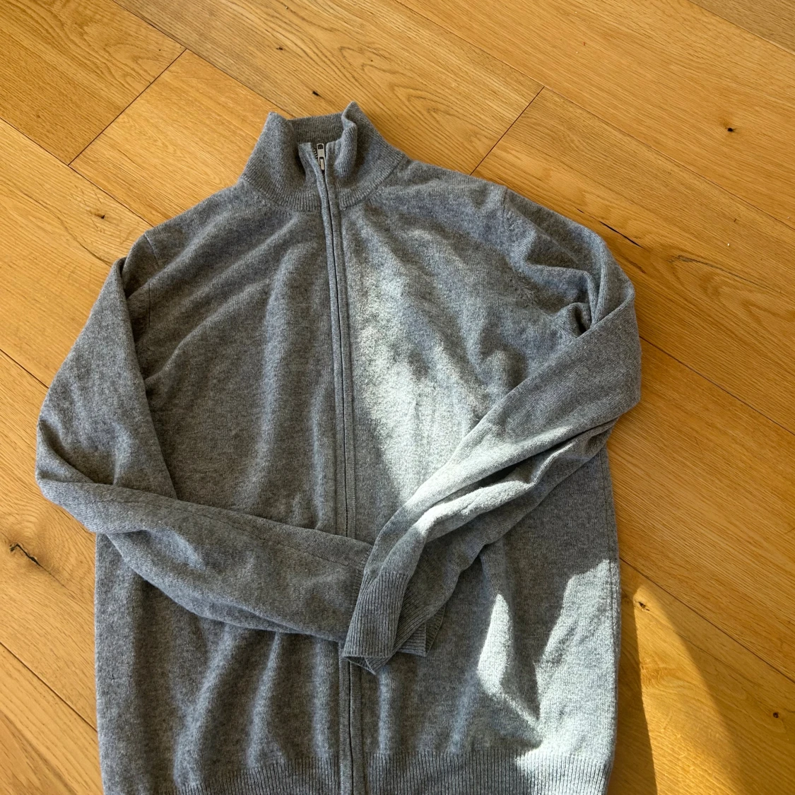 Grå kashmirkofta från Soft Goat