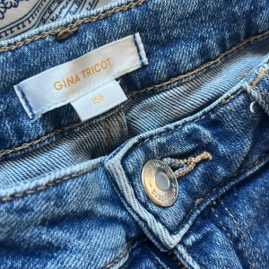 Bootcut jeans från gina tricot - Säljer ett par jättefina blåa bootcut lowwaist jeans från gina tricot. Dom ser ganska mid rise ut på bilden men sitter lowwaist. Storlek 158 pris går att diskutera!💕 Bra skick och tvättas innan postning!!!!💕