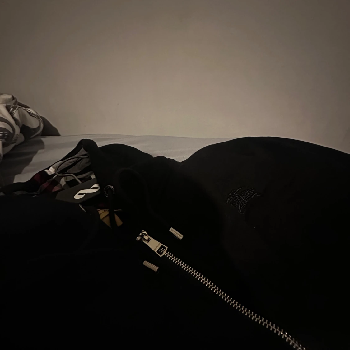 Svart hoodie från Burberry med dragkedja - 3