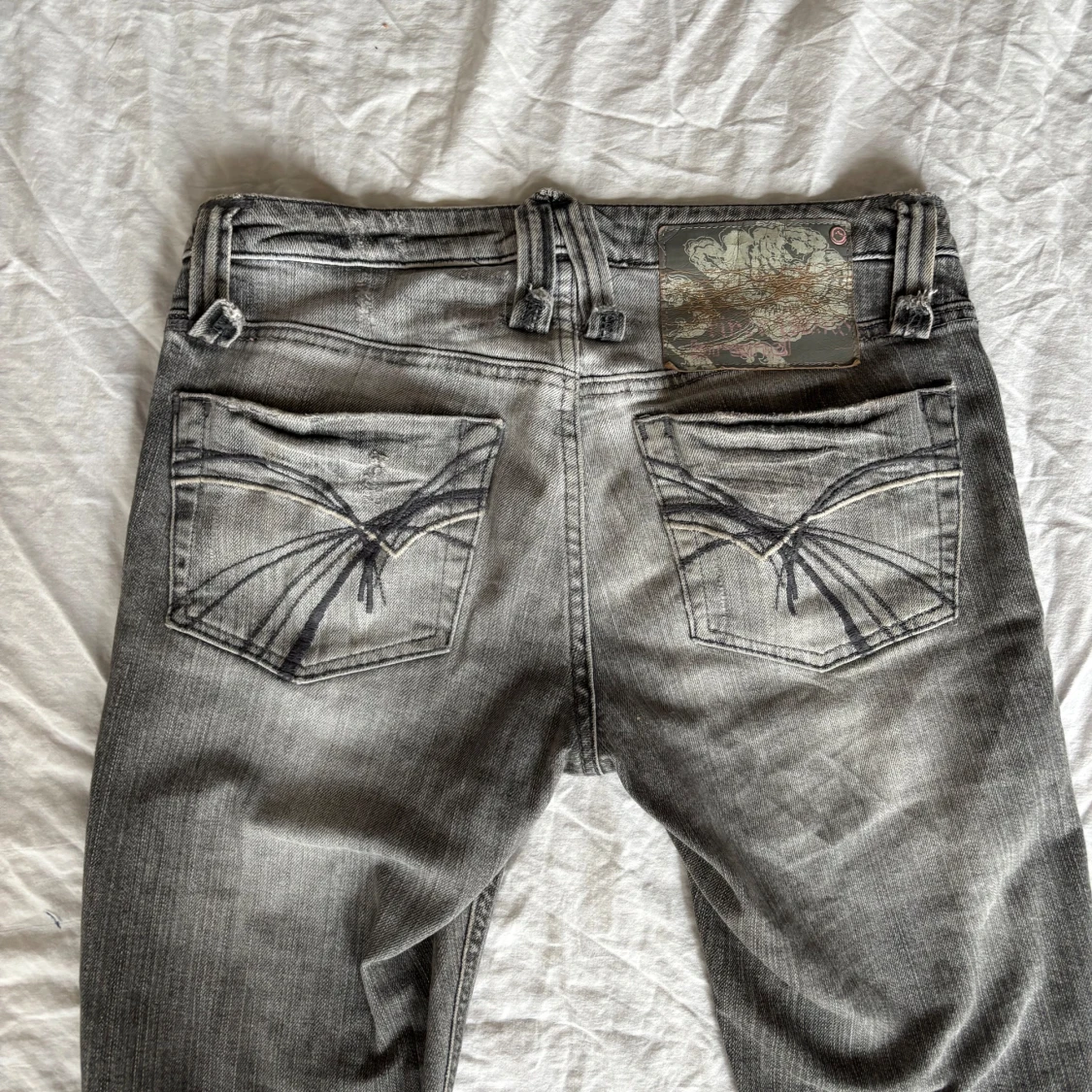 Gråa jeans