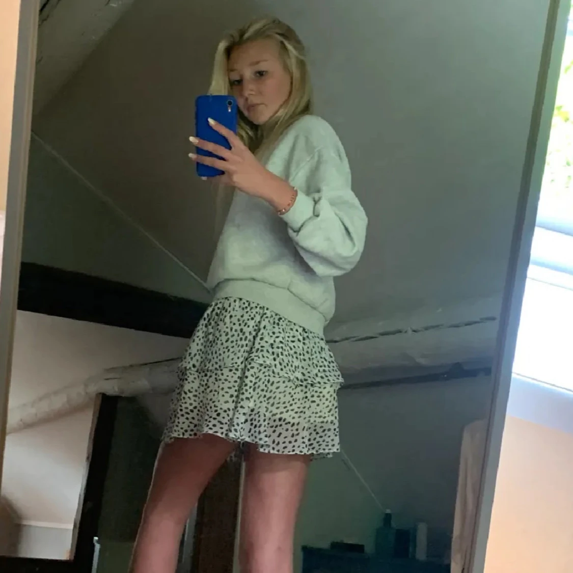 Vit kortkjol med volanger och prickigt mönster - 1