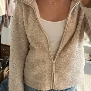 Beige fleece hoodie med dragkedja från hm - Supermjuk och mysig beige fleece hoodie i storlek XS. Från hm perfekt nu till hösten!