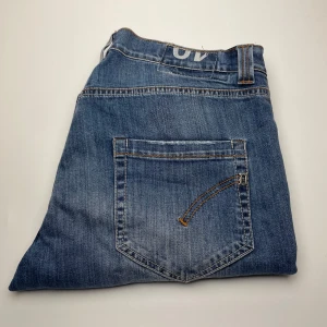 Dondup jeans  - Snygga blå jeansbyxor med klassisk femficksdesign och kontrastsömmar. Jeansen har en normal passform och är tillverkade i slitstarkt denimtyg. Perfekta för dig som gillar en tidlös look med casual vibe.