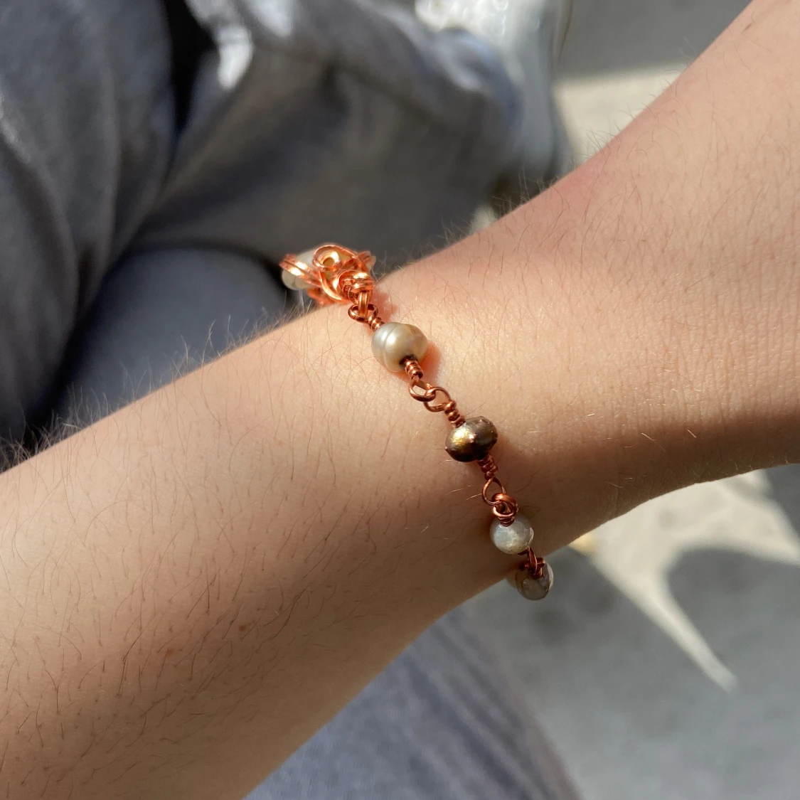 Handgjort koppararmband med pärlor - 4