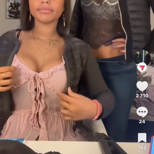 Rosa topp - Säljer denna fina rosa tröja för den är inte riktigt min stil  Zara nypris 400 - 600 vet inte riktigt.🌸 