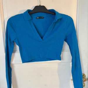 Blå ribbad topp - Blå ribbad topp som är croppad 
