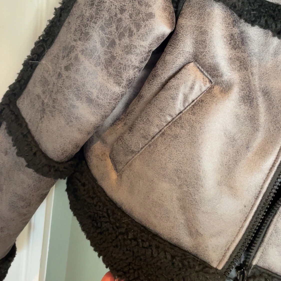 Grå bikerjacka med svarta detaljer - 2