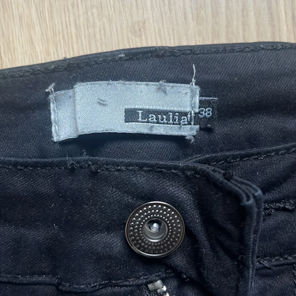 Svarta bootcut byxor från Laulia - 2