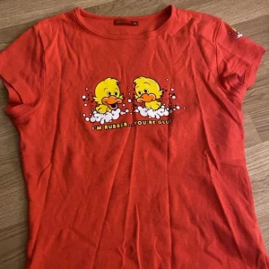 Söt tshirt  - Super gullig telja med ankor. Kommer inte till användning. Första bilden är framsidan och den andra är baksidan. Den är typ orange röd. Super skön❤️