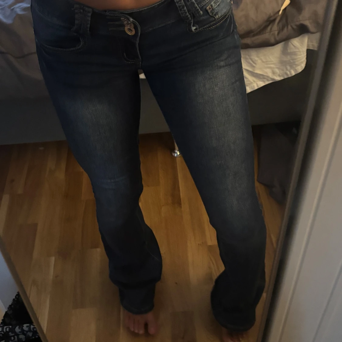 Mörkblå bootcut jeans med låg midja - 1