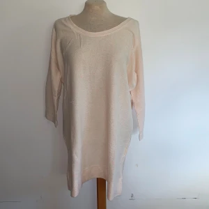 Ljusprickig stickad klänning/lång tröja från bzr - Säljer en ljusbeige stickad lång tröja/klänning från bzr med coola neonrosa prickar. Modellen är loose fit med trekvartsärm och rund halsringning. Står ingen storlek men gissar på M.