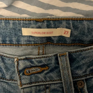 Levis Superlow Bootcut jeans blå 27 - Säljer Levis jeans i storlek 27 (super low bootcut)passar mig som är 168 cm och brukar ha 36-38 i jeans. Inga defekter bara används ett fåtal gånger💗 
