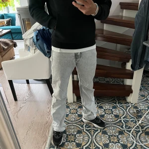 Hope Rush jeans - Säljer dessa Hope Rush jeans i färgen ljus grå. Köpta för 2200kr. Väldigt bra skick. Storlek 29, personen på bilden är 180 och väger 74.