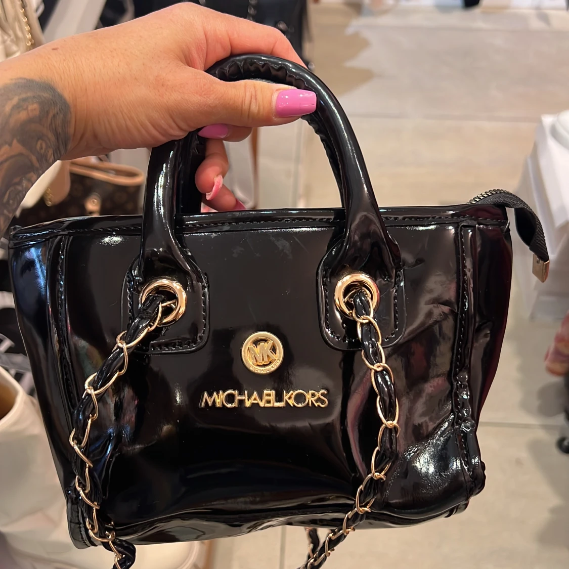 Svarta glansiga väskan 