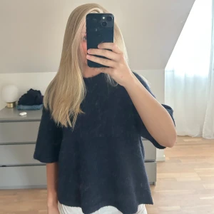 marinblå tröja - superfin marinblå stickad tröja med korta, vida ärmar 💓💓storlek M men passar även S