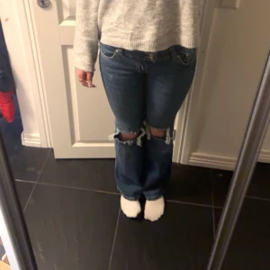 Blå slitna jeans med hål på knäna - Säljer då jag inte använder dom.