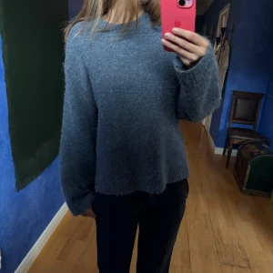 Blågrå stickad tröja - Mysig blå/grå stickad tröja med avslappnad & loose passform och långa ärmar ☺️ 