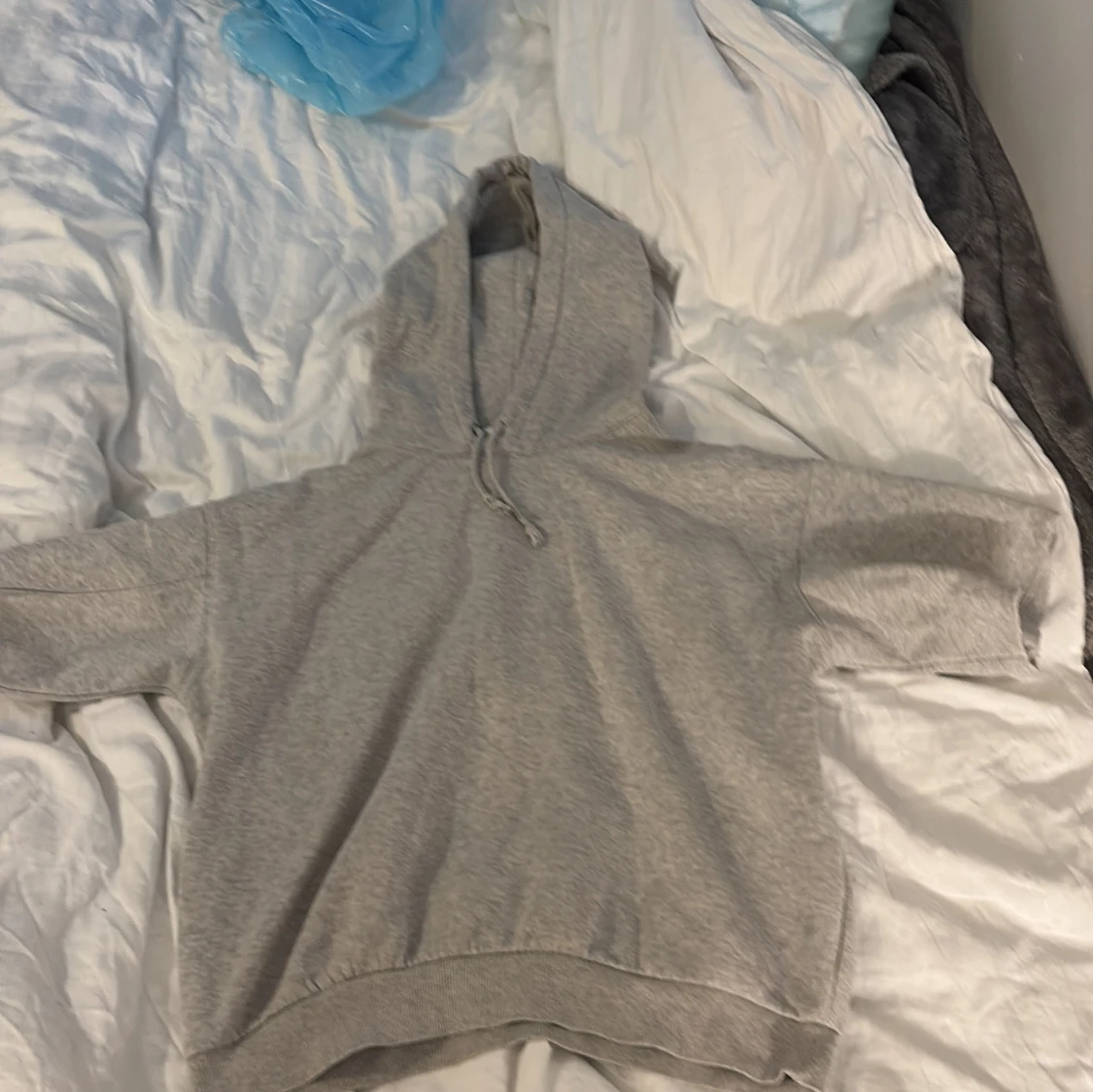 Grå hoodie från H&M med huva