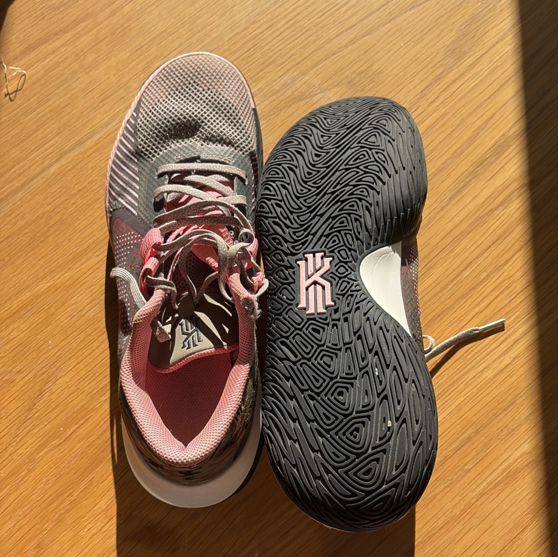 Nike Kyrie basketskor i grått och rosa - 1