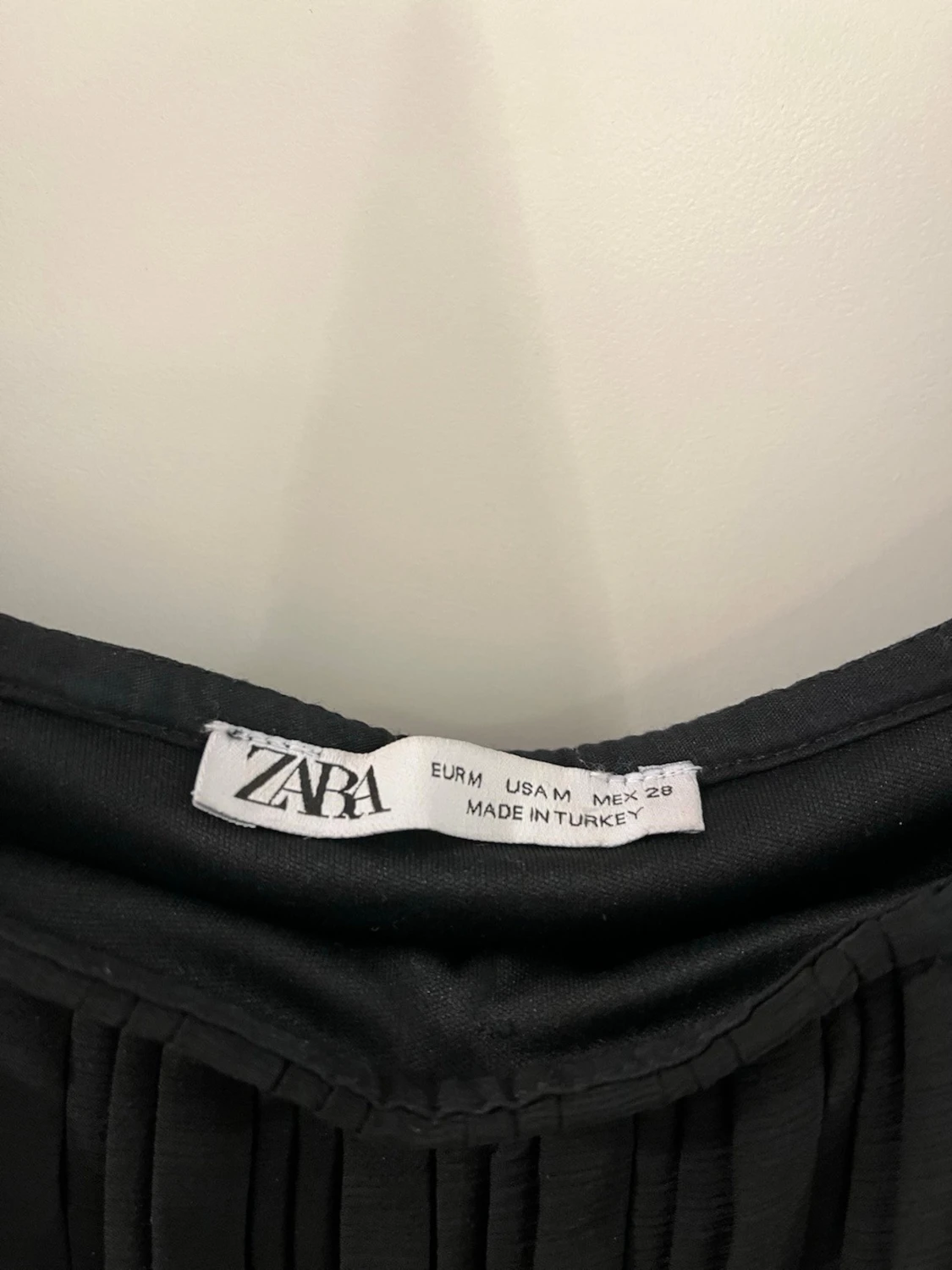 Svart plisserad klänning från Zara - 1