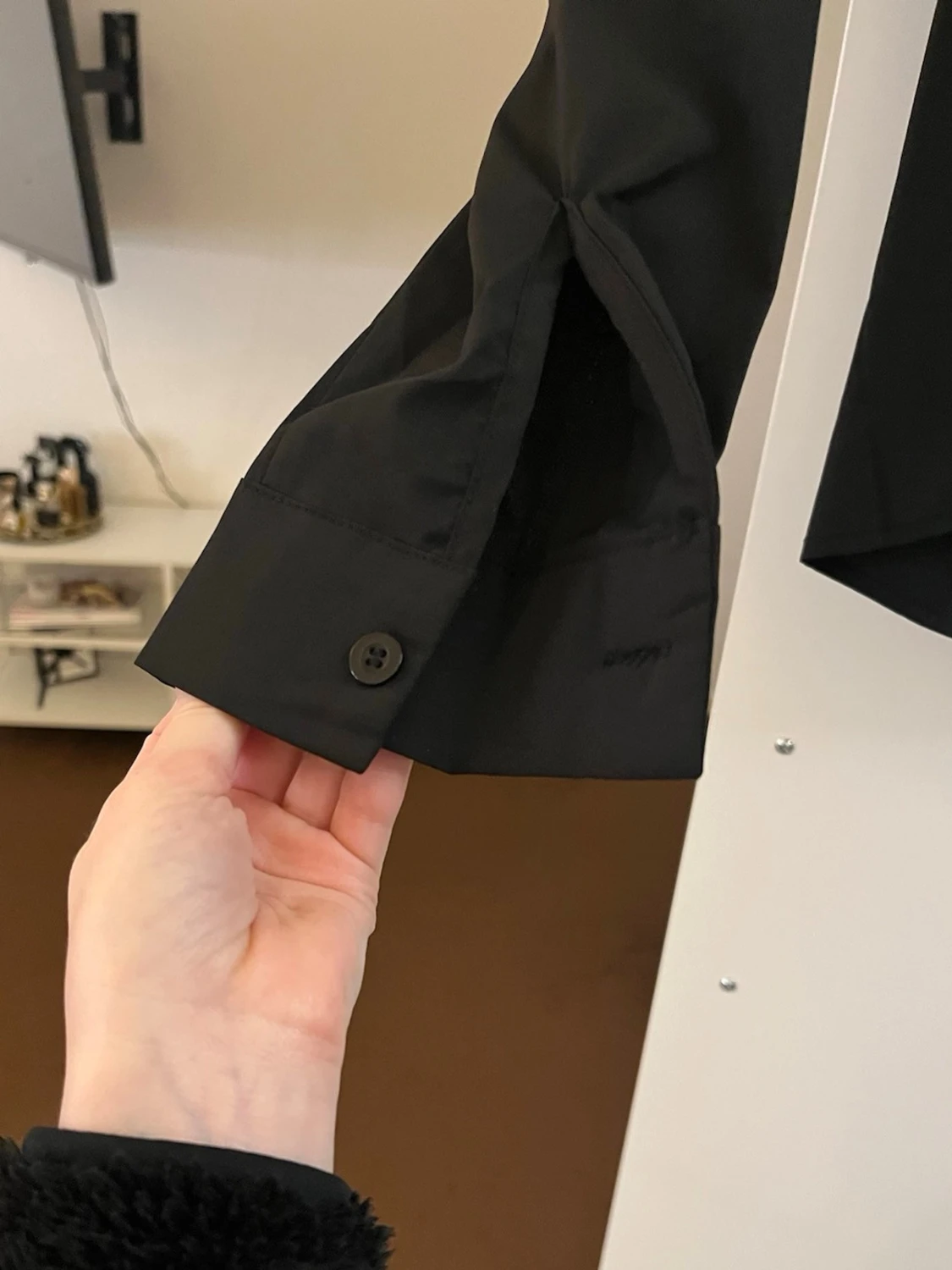 Svart skjorta  med snurr detalj över bröstet  - 2