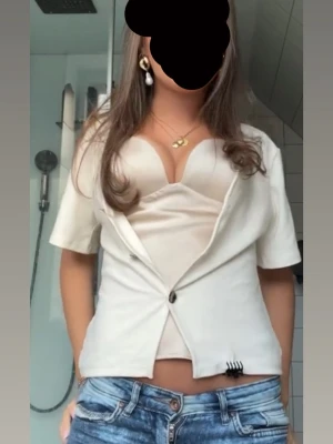 supersöt beige kofta  - säljer en super söt ljusbeige korta, supersöt men kommer inte till användning för mig💋