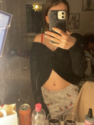 Svart croppad stickad tröja Missguided - Svart stickad tröja från Missguided i storlek S/M. Tröjan är croppad med twistad front och har lång ärm. Perfekt för dig som gillar en lite loose och avslappnad stil. Superenkel att styla med både jeans och kjol. Man kan ha linne under!