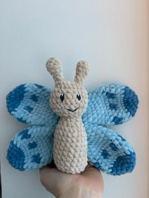 Virkad Fjäril 🦋  - Söt virkad fjäril i mjukt chenillegarn ⭐️ 