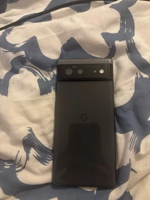 Google Pixel 6 - Snygg Google Pixel 6 i svart. Telefonen har en unik kameradesign och stor skärm. Både fram- och baksida ser ut att vara i gott skick utan synliga repor eller skador. Perfekt för dig som vill ha en kraftfull Android-telefon med bra kamera.