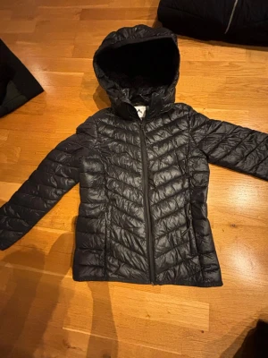 Svart lättviktsjacka från McKinley - Svart lättviktjacka från McKinley i storlek 146/152.  Dragkedjan är något trög, därav priset. Övrigt väldigt fint skick! 