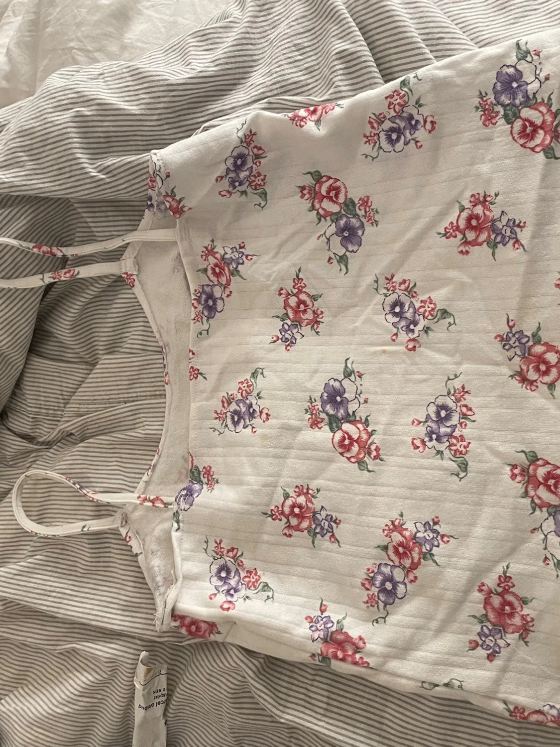 Vit blommig linnetopp med smala band - 1