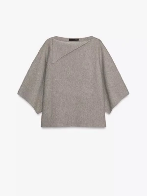 Beige tröja med krage  - Zara beige tröja med krage & slag – elegant minimalism  Elegant beige tröja från Zara, modellen Beige tröja med krage och slag. Stilren design med modern krage, slag och rak/boxig passform som ger ett sofistikerat uttryck. Perfekt för en minimalistisk och chic look – lika snygg till vardag som till jobb