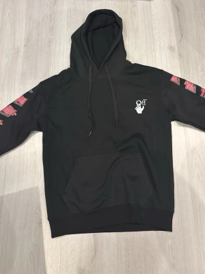 Off-White hoodie - Denna tröja är storlek S. Den är sann till storleken. Annars är denna tröja bra kvalité och ej några skador. OBS DU VET VARFÖR PRISET ÄR SÅ LÅGT! 