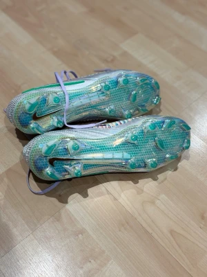 NIKE PHANTOM – HELT NYA FOTBOLLSSKOR (ELITNIVÅ)  - Säljer ett par Nike Phantom fotbollsskor i nyskick – ALDRIG använda. Skorna är helt nya, endast testade inomhus. Originalkartongen har tyvärr kommit bort, men skorna är 100 % äkta och i perfekt skick (se bilder).   Perfekta för spelare som vill ha maximal kontroll, precision och snabbhet Nike Phantom-serien används av många toppspelare och är gjord för dig som vill dominera matchen med teknik och spelförståelse.   Detaljer: 	•	Märke: Nike 	•	Modell: Nike Phantom (Dynamic Fit) 	•	Storlek: EU 43. 