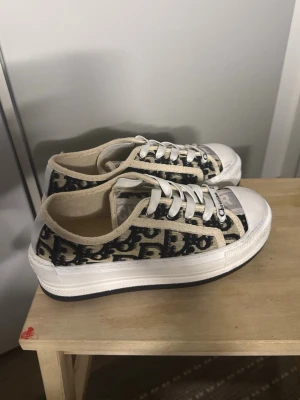 platform tennis shoes - perfect shoes, women's size 38, small marks but looks great