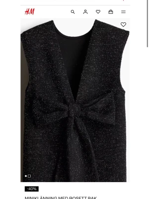 Klänning rosett  - Säljer då den inte kommer till användning! Storlek S Slutsåld överallt.