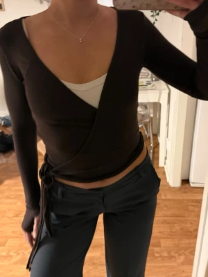 Brun yogatopp från Gina Tricot - Brun helt ny wrap yoga topp från gina tricot strl xs