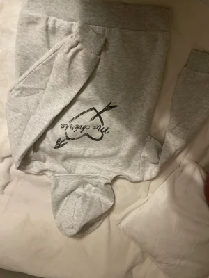 Hoodie  - Säljer denna gråa Gina tricot hoodien där de står ma Cheri. Jätte bra skick 