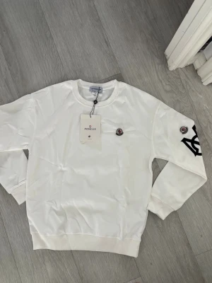 Moncler tröja - Helt ny, oanvänd. Skriv vid funderingar!