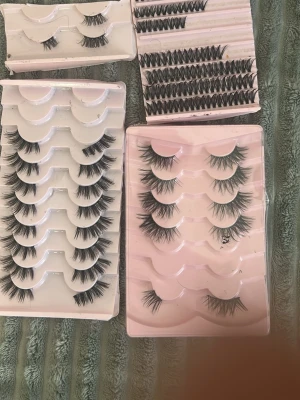 Flera set lösögonfransar i olika stilar - Säljer 6 nagellim och ca 4 är helt nya. 5 pack fransar som är använda endast få gånger